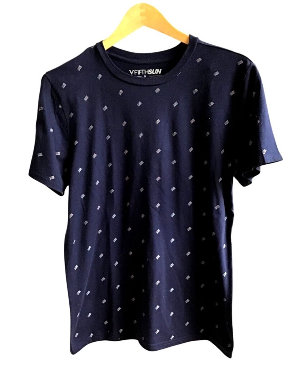 FIFTHSUN- CREW NECK MENS TSHIRT SHORT SLEEVE FLAGS THRUOUT SIZE MEDIUM 80%COTTON